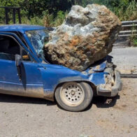 Rock crushes vehicle in Jarabacoa; occupants survive | De Último Minuto English