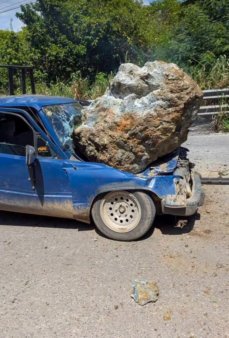 Rock crushes vehicle in Jarabacoa; occupants survive | De Último Minuto English