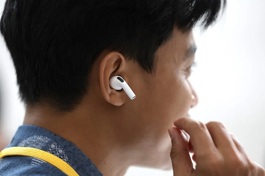 Apple equips its AirPods with translation in English, Spanish, Portuguese, French, and German | De Último Minuto English