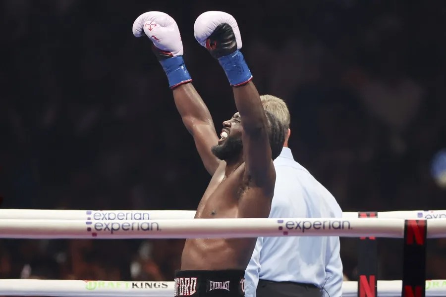 Terence Crawford defeats 'Canelo' Álvarez by unanimous decision and takes away his world boxing titles | De Último Minuto English