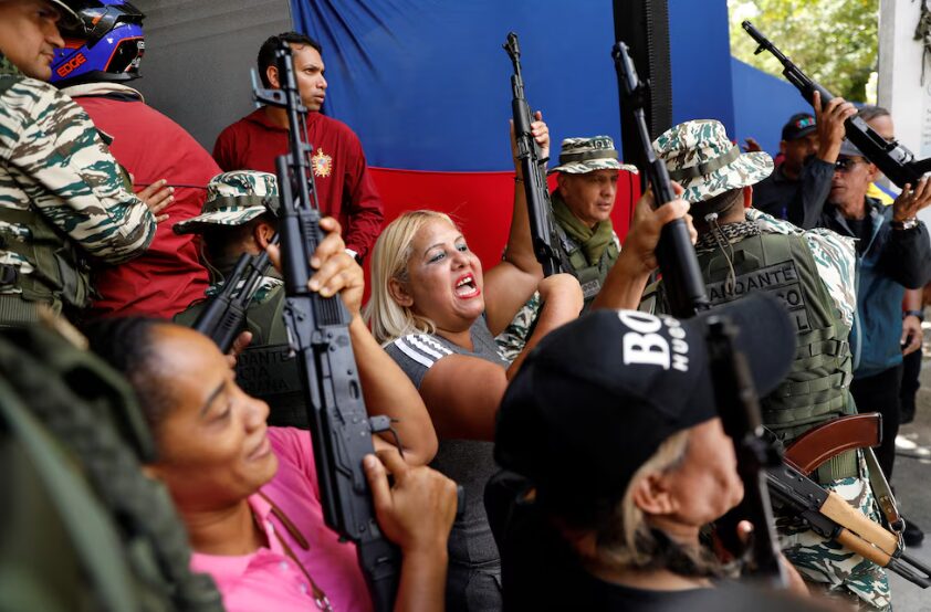 Venezuelan Armed Forces train civilians in weapons handling amid tensions with the U.S. | De Último Minuto English