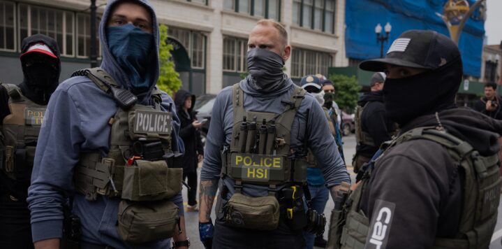 California prohibits law enforcement officers, including immigration officers, from wearing masks during their operations | De Último Minuto English