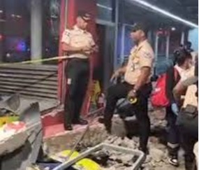 A female Metro SD employee was injured after a bus crash at a station | De Último Minuto English