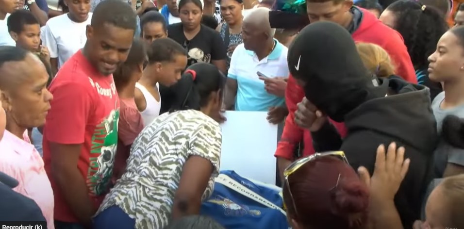 Remains of Yostín Peralta, a child who was sexually abused and murdered by a former convict in Los Mina, are buried. | De Último Minuto English