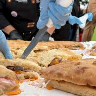 A group of Venezuelans unite with the goal of preparing 20,000 arepas on their World Day | De Último Minuto English