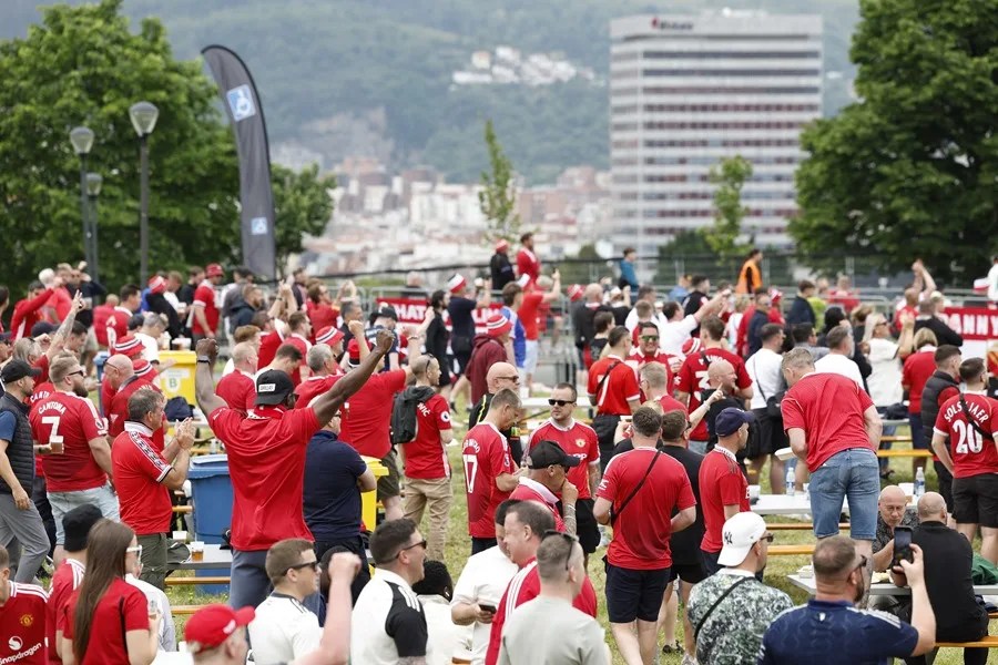 Manchester City sacks a waiter for working in a Manchester United shirt | De Último Minuto English