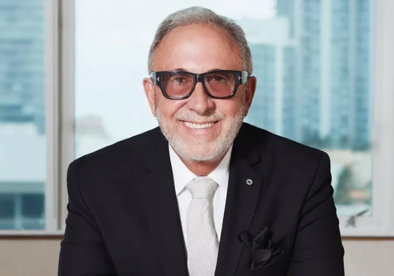 President Luis Abinader receives music producer Emilio Estefan Jr. at the National Palace. | De Último Minuto English