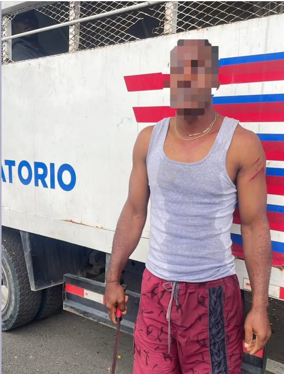 Haitian arrested after attacking Migration agent with a machete | De Último Minuto English