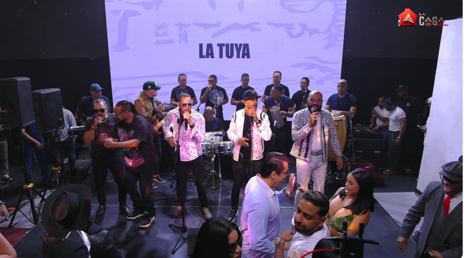 Historic gathering! Los Hermanos Rosario and Luis Vargas perform "La Cleptómana" together, at La Casa de Alofoke | De Último Minuto English