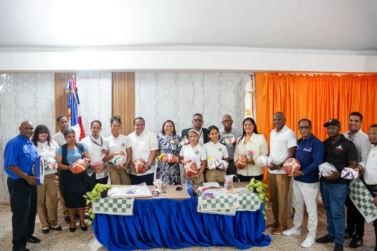 INEFI delivers a massive amount of sports equipment to more than 100 schools in the country for the start of the school year | De Último Minuto English
