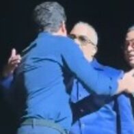 El Torito surprises the public in his return to the stage in Newark with a hug to Senator Omar Fernández | De Último Minuto English