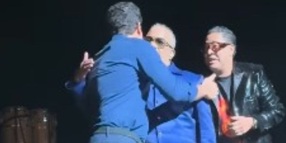 El Torito surprises the public in his return to the stage in Newark with a hug to Senator Omar Fernández | De Último Minuto English