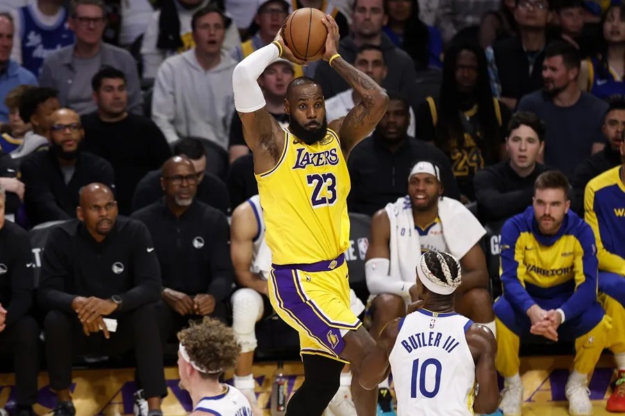 LeBron James claims his age "is like wine" as he begins his 23rd NBA season | De Último Minuto English