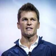 The NFL prohibits Tom Brady from attending team practices, although he can be in the Raiders' box. | De Último Minuto English