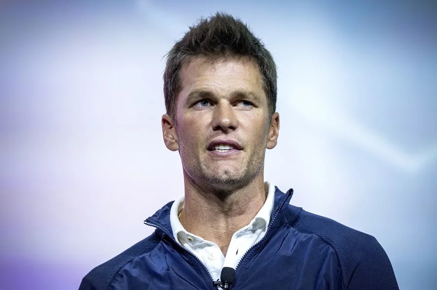 The NFL prohibits Tom Brady from attending team practices, although he can be in the Raiders' box. | De Último Minuto English