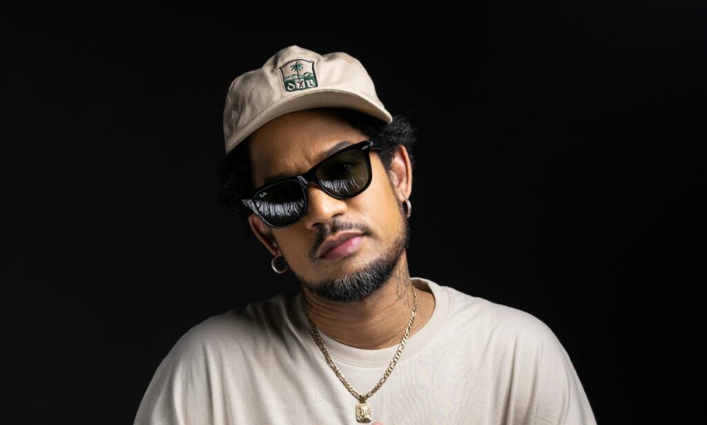 Vakeró had to be taken to a health center after suffering a fall during a concert | De Último Minuto English