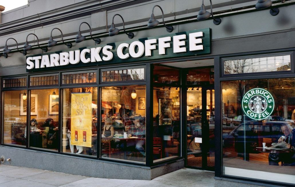 Starbucks announces closures and layoffs as part of a plan to revive the coffee chain | De Último Minuto English