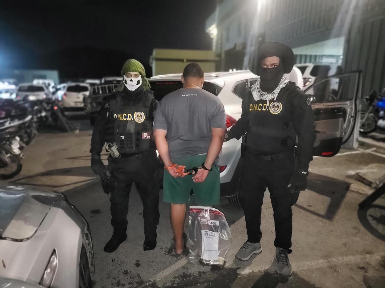 Two men and a woman are arrested and 36 packages presumably containing cocaine are seized. | De Último Minuto English
