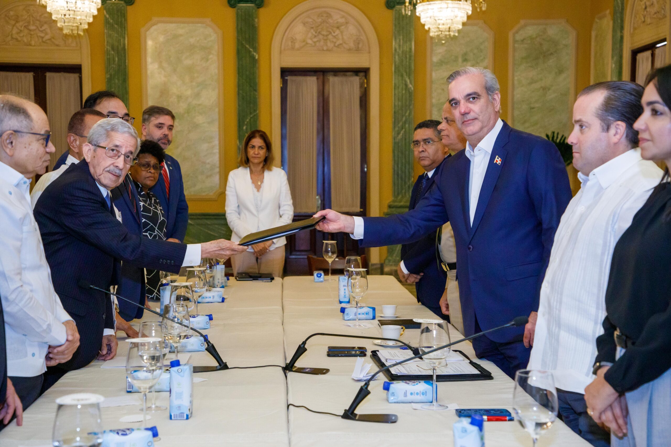 Abinader receives report from CES with 151 proposals on Haitian crisis | De Último Minuto English
