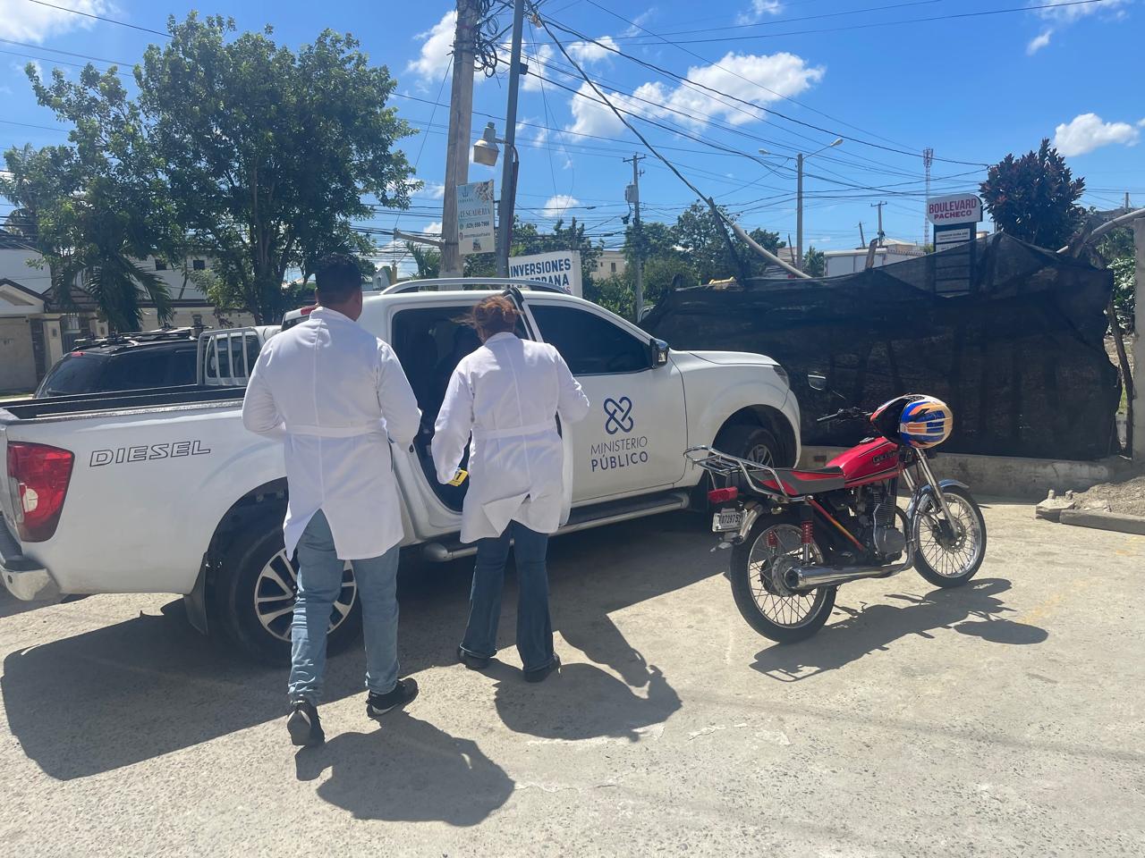 Authorities conduct investigation at a shopping center following the death of five men in an alleged shootout with the Police in Santiago | De Último Minuto English