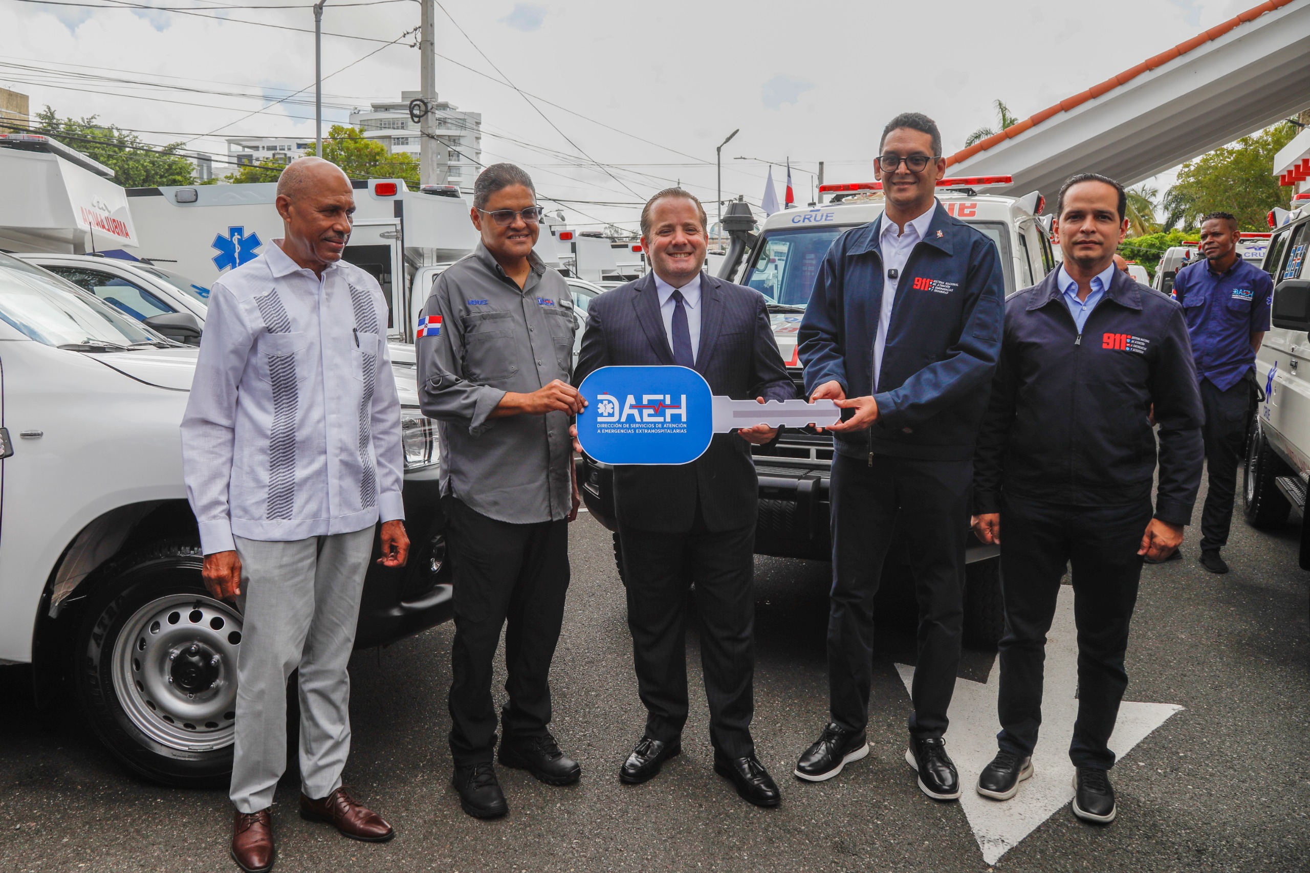 Minister of the Presidency announces expansion of the 911 System in Pedernales during the delivery of 46 new ambulances to the DAEH | De Último Minuto English