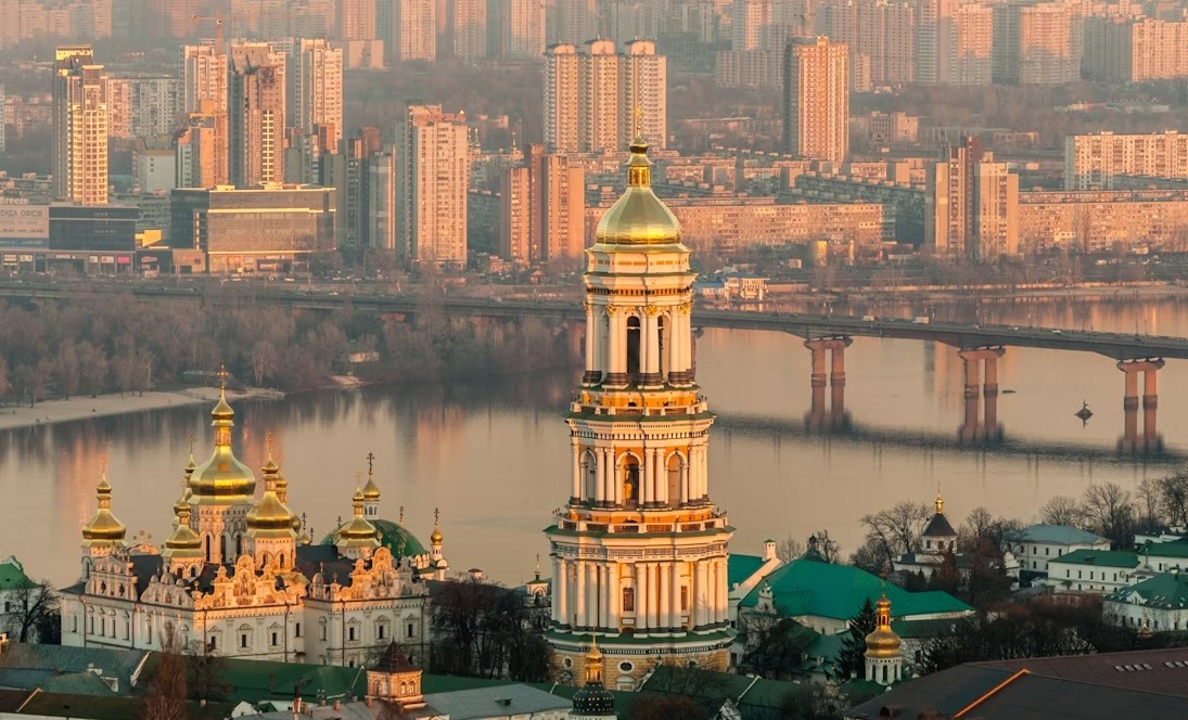 Kyiv seeks more money in Europe and hopes for the arrival of US weapons to materialize. | De Último Minuto English