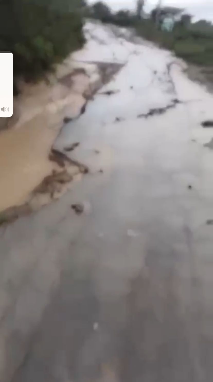 Las Mulas Community, in Las Matas de Farfán, cries out for help as main road collapses | De Último Minuto English