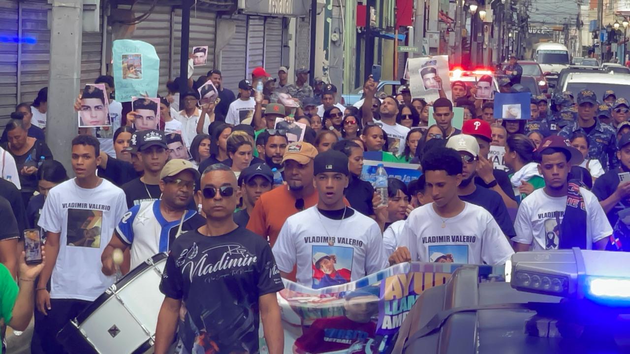 Family members march in Santiago demanding justice for hairdresser after holding novena this Sunday | De Último Minuto English