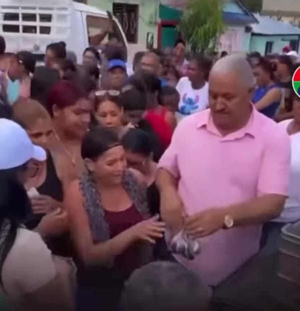 Congressman Ángel Sánchez distributes eggs and bananas in his community and generates criticism | De Último Minuto English