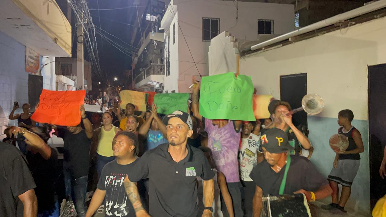 Community members march in Ensanche Bermúdez against police abuses in Santiago | De Último Minuto English