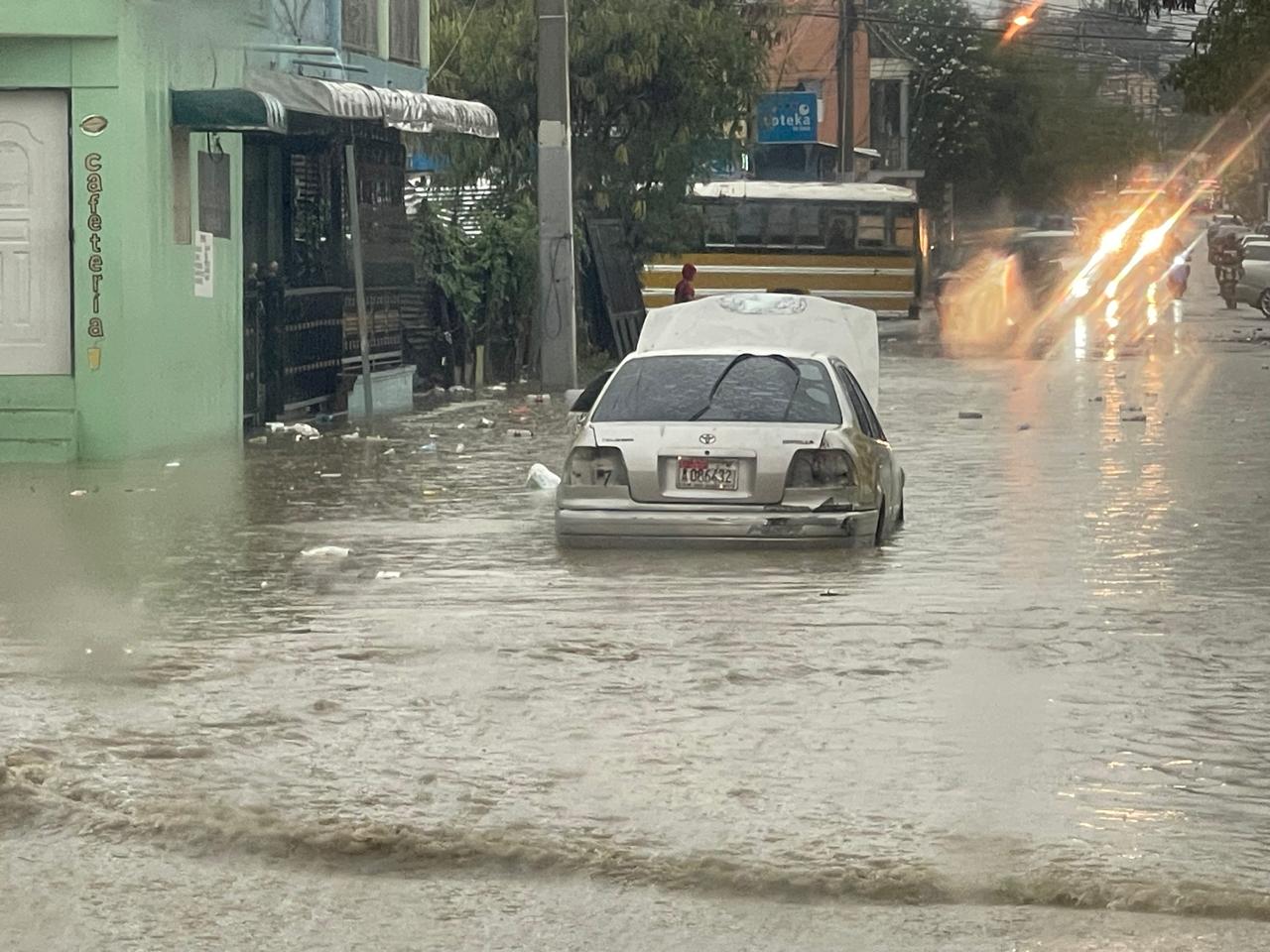 Rains cause floods and chaos on Santiago's main avenues | De Último Minuto English