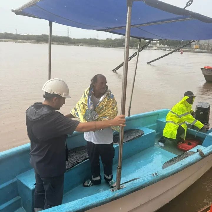 Barge crew saves fisherman from drowning at Los Negros beach | De Último Minuto English