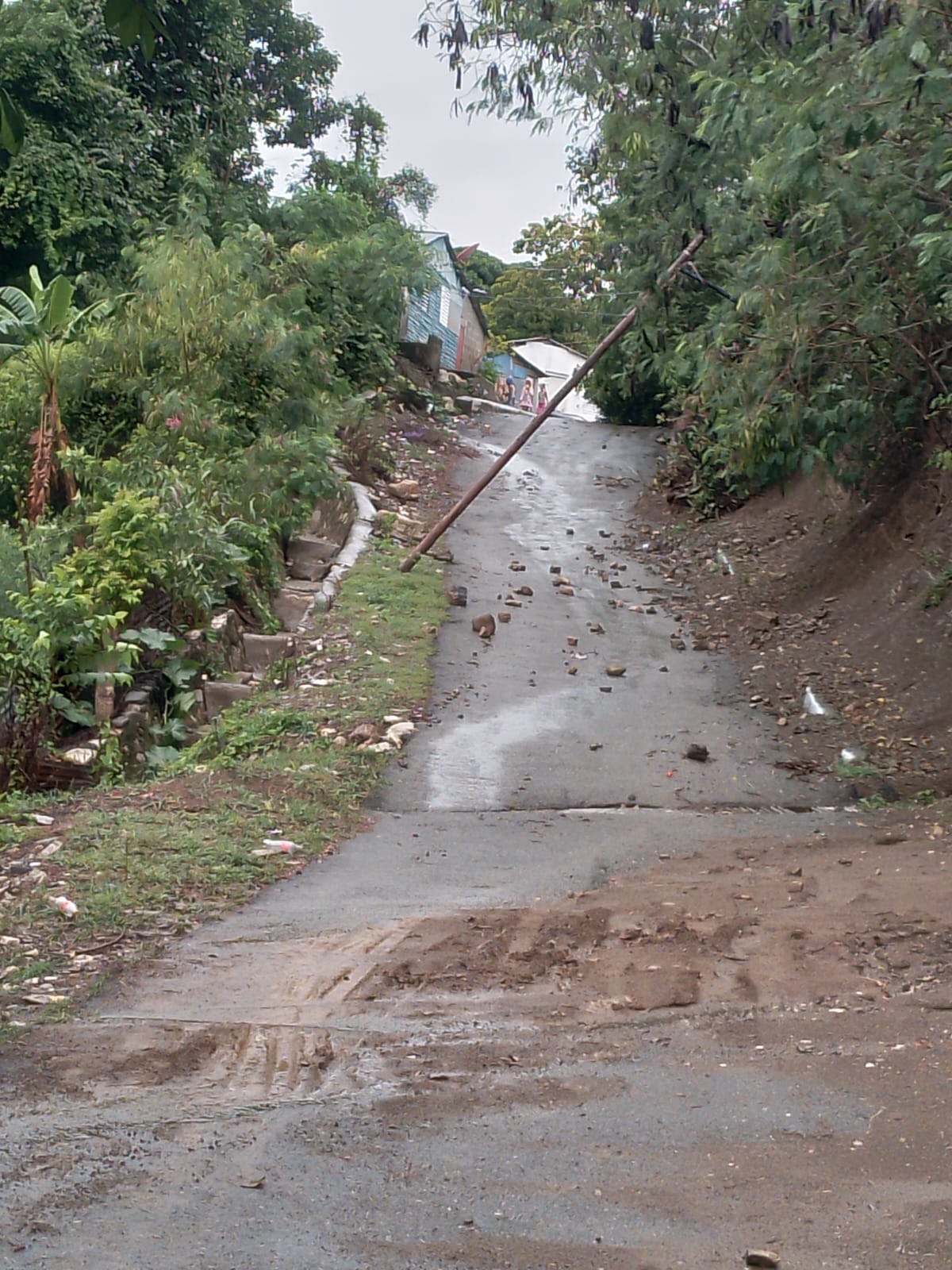 Collapse due to rain causes the fall of electrical wiring in Alto de Peralta | De Último Minuto English