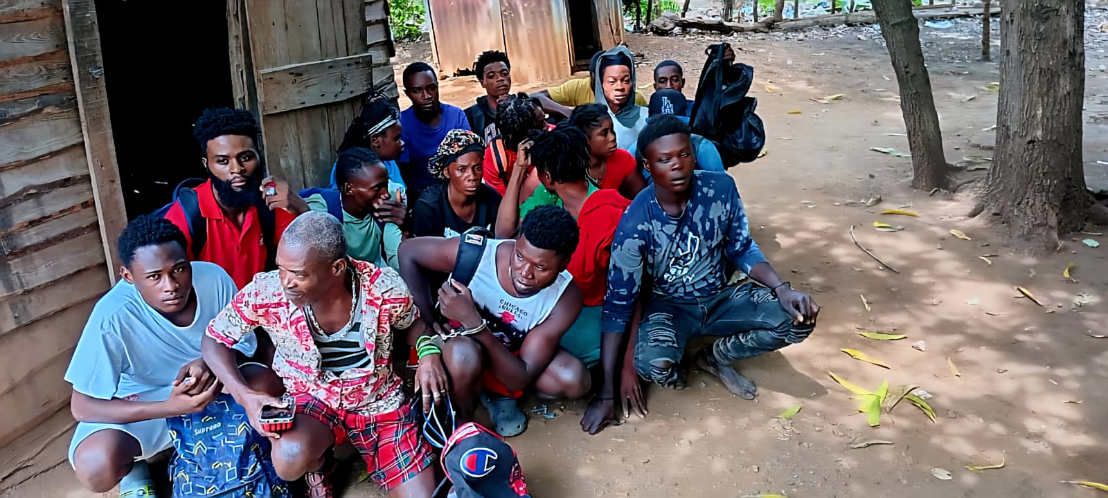 17 undocumented Haitians detained in an abandoned house in Guayubín | De Último Minuto English
