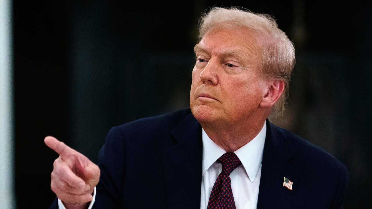 Trump warns Venezuela that he will shoot down its fighter jets if they endanger US military personnel | De Último Minuto English