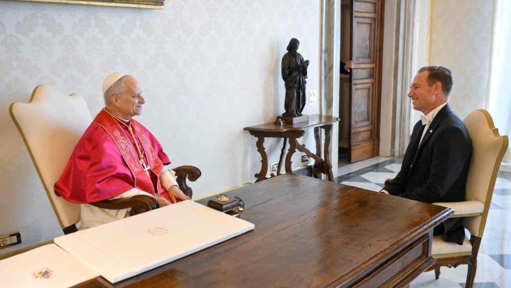 The Pope receives the credentials of Trump's new ambassador to the Vatican | De Último Minuto English