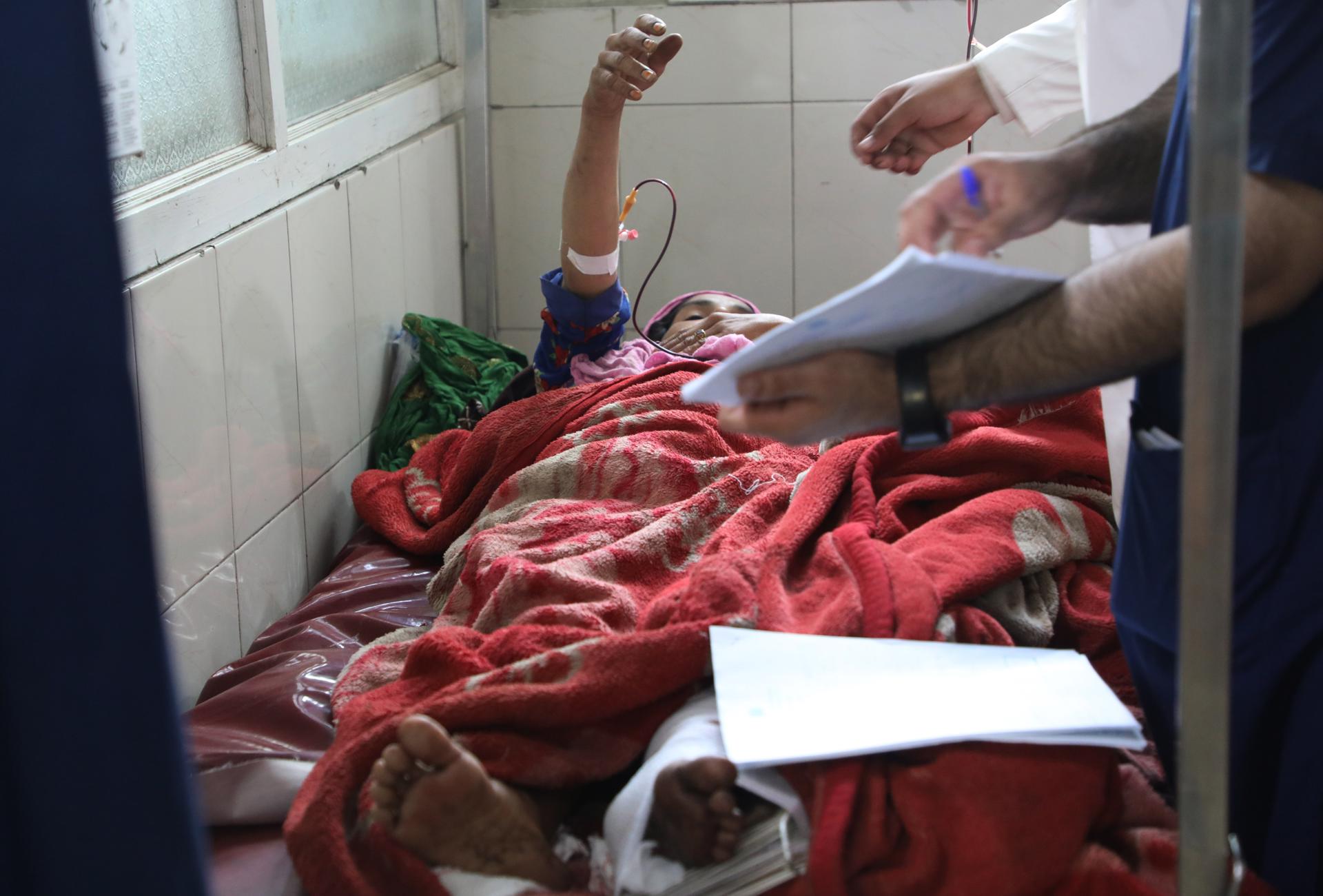 Hospitals overwhelmed in Afghanistan as injured continue to arrive after the earthquake | De Último Minuto English