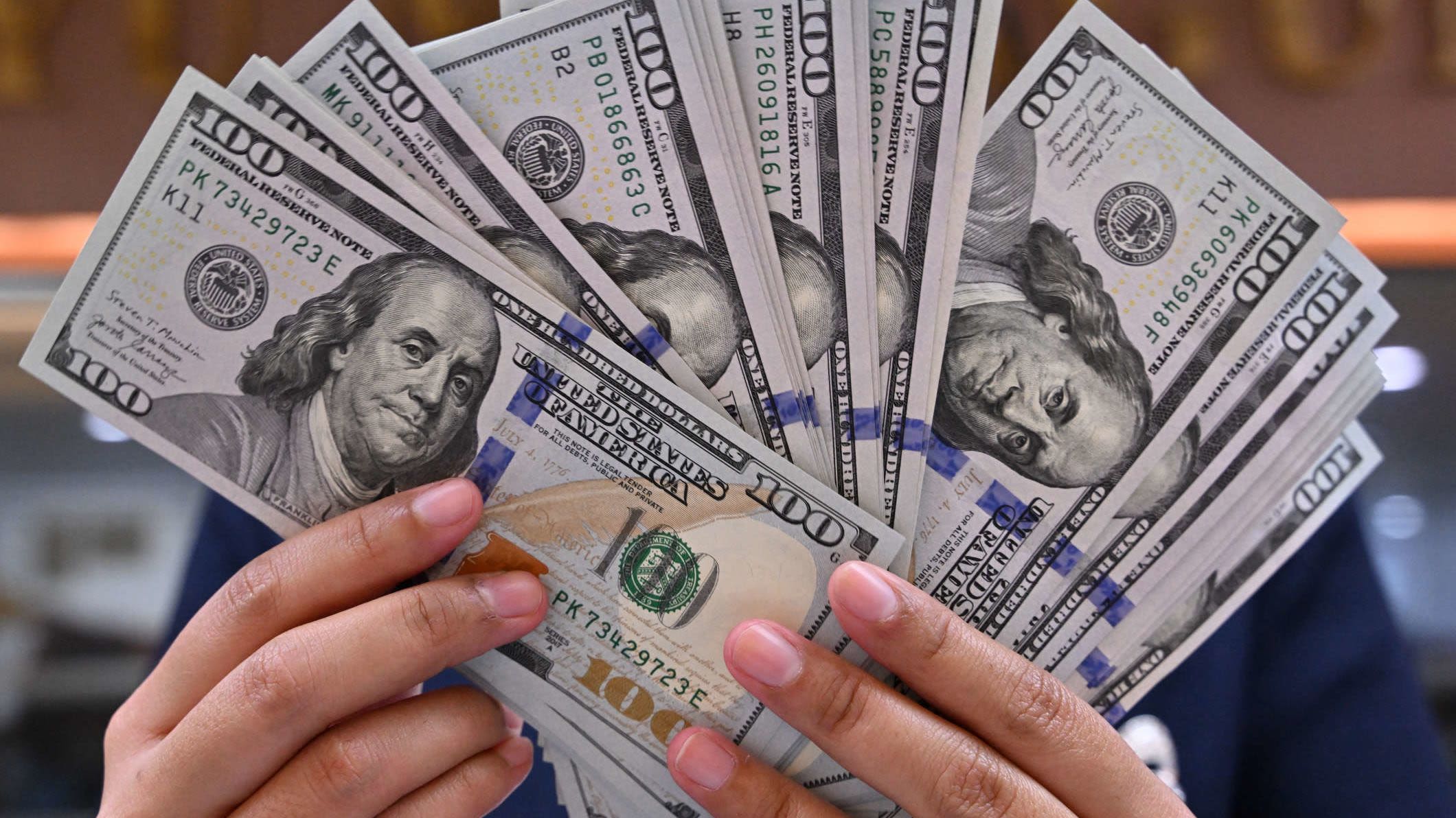 The dollar continues to rise and reaches RD$64 | De Último Minuto English