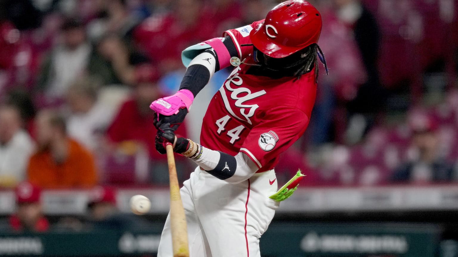 Elly De La Cruz hits his 21st home run, but the Reds fall to the Pirates in the fight for the wild card. | De Último Minuto English