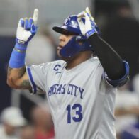 Salvador Pérez reaches 300 home runs and 1,000 RBIs in Major League Baseball | De Último Minuto English