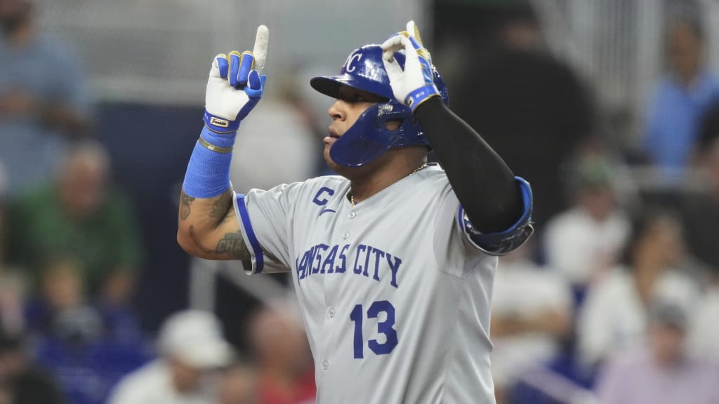 Salvador Pérez reaches 300 home runs and 1,000 RBIs in Major League Baseball | De Último Minuto English