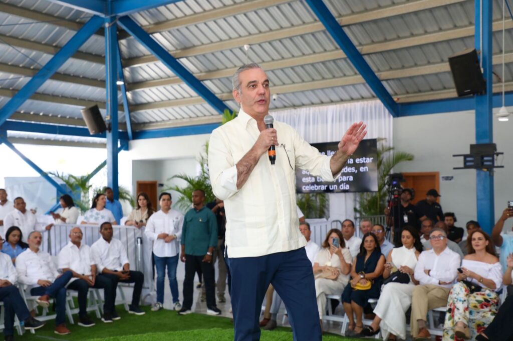 Abinader launches a title program that will impact more than 25,000 people in Puerto Plata | De Último Minuto English