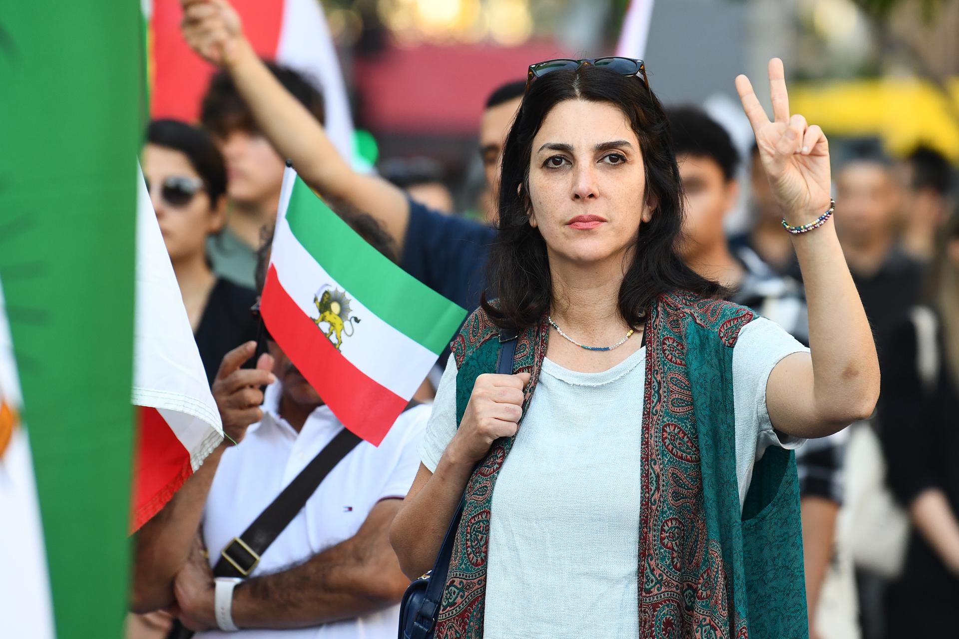 Iran blocks access to Amini's cemetery to prevent commemorations | De Último Minuto English