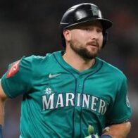 Cal Raleigh breaks home run record for switch hitter and ties Ken Griffey Jr.'s mark. | De Último Minuto English