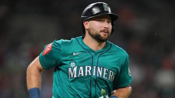 Cal Raleigh breaks home run record for switch hitter and ties Ken Griffey Jr.'s mark. | De Último Minuto English