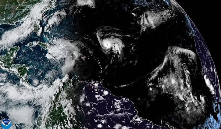 Humberto is now a Category 5 hurricane as a depression emerges that could affect the U.S. | De Último Minuto English
