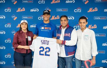 Juan Soto welcomes Sports Minister Kelvin Cruz at Citi Field during Hispanic Heritage Month | De Último Minuto English