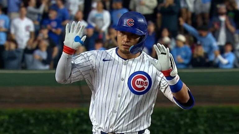 Suzuki ignites Wrigley, and Cubs take the lead in the Wild Card Series against Padres | De Último Minuto English