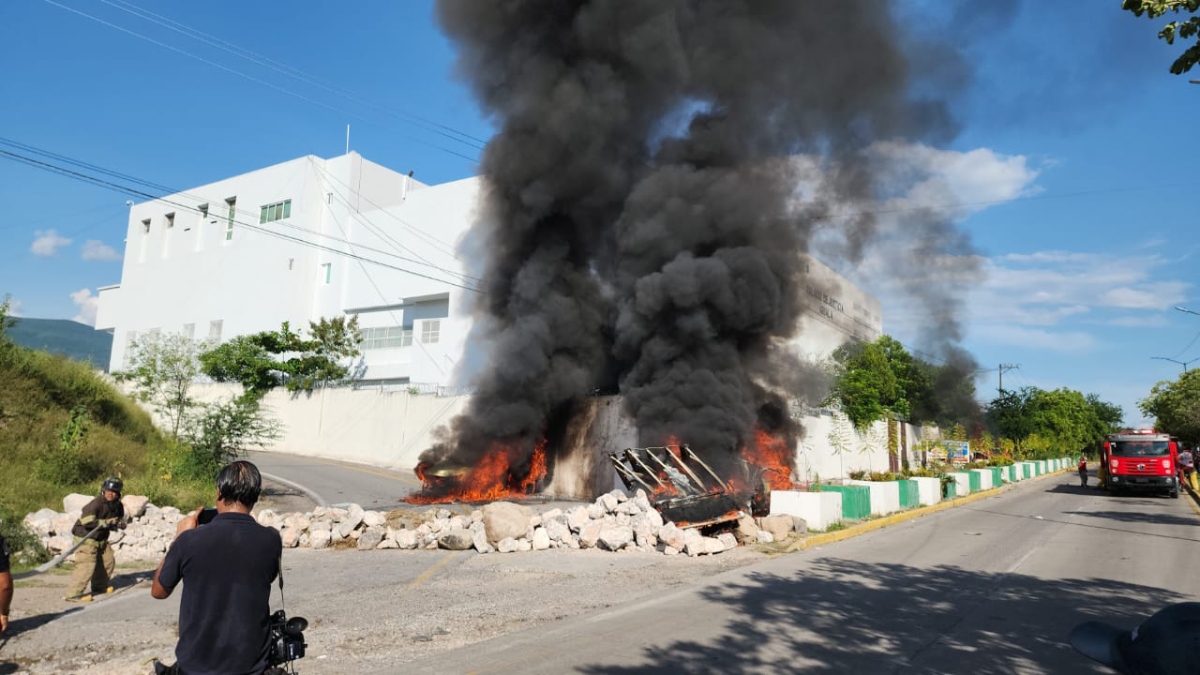 Judicial Palace Attacked in Mexico After 11 Years Since the Disappearance of Ayotzinapa Students | De Último Minuto English
