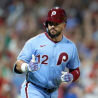 Schwarber Unleashes His Power: Two Home Runs (One of 455 Feet) Keep the Phillies Alive | De Último Minuto English